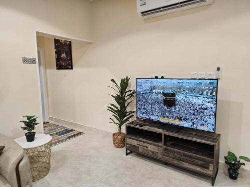a living room with a large flat screen tv at شقة جود طيبة الفندقية Jood Taibah Luxury Apartment in Al Madinah