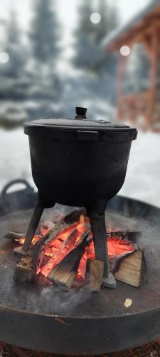 a black pot sitting on top of a fire at Winiec 218/8 in Miłomłyn