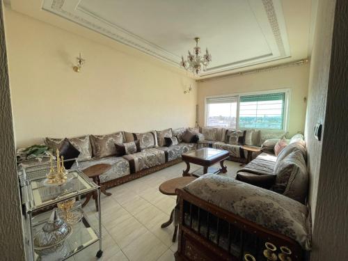 - un salon avec un canapé et une table dans l'établissement Calm apartment with a comfy queen bed in Fez 4th floor, à Fès