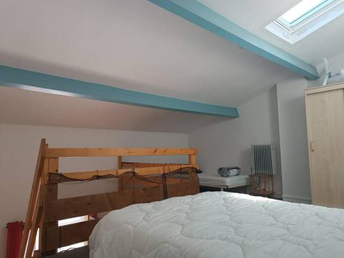 une chambre avec un lit et un plafond bleu dans l'établissement Pavillon 5 personnes, à Port-la-Nouvelle