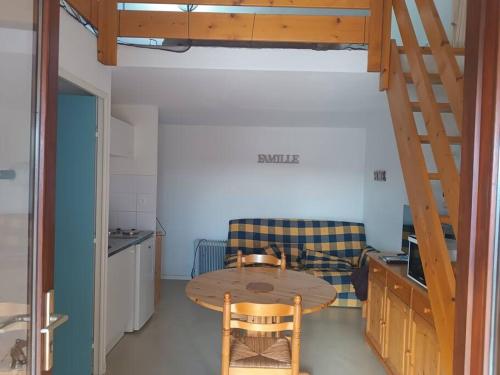 un salon avec une table et un canapé dans l'établissement Pavillon 5 personnes, à Port-la-Nouvelle