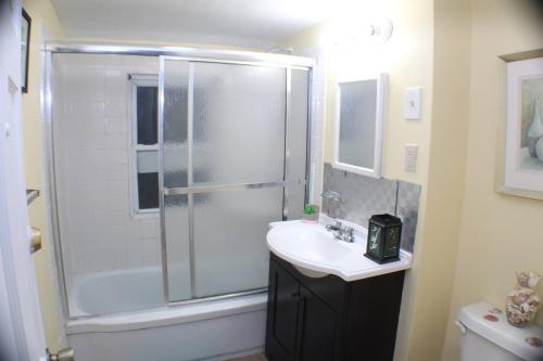y baño con ducha y lavamanos. en South End Serenity 3, en Hartford