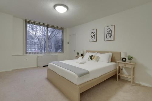 Tempat tidur dalam kamar di Stunning condo at Crystal City