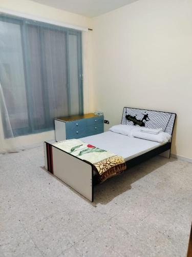 ein Schlafzimmer mit einem Bett in einem Zimmer in der Unterkunft Vintage Apartment in Abu Dhabi