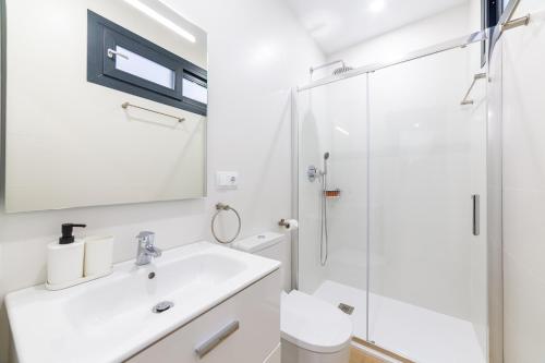 a bathroom with a sink and a shower at Trendy Homes Lepanto I in Almería
