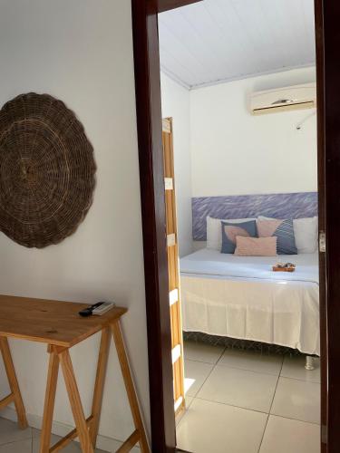 een slaapkamer met een bed in een kamer bij Small house in Ilha de Boipeba