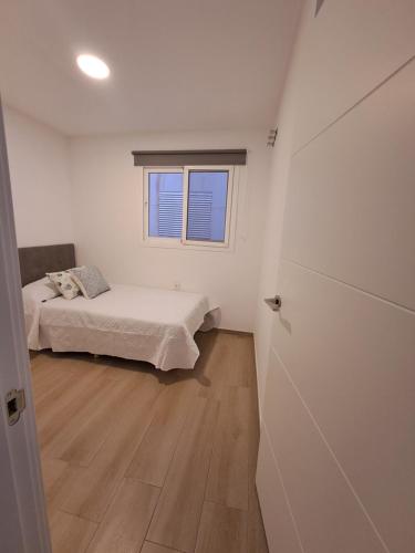 - une petite chambre avec un lit et une fenêtre dans l'établissement Apartamento Elena, à Fuengirola