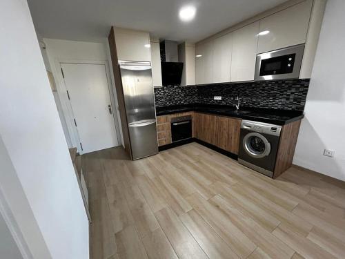 Il comprend une cuisine équipée d'un réfrigérateur et d'un lave-linge/sèche-linge. dans l'établissement Apartamento Elena, à Fuengirola