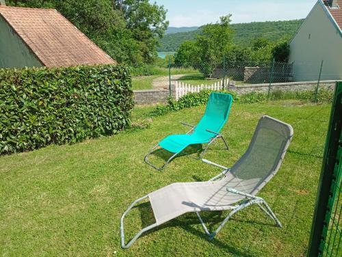 two chairs sitting in the grass in a yard at Gite du bourbouillon in Largillay-Marsonnay