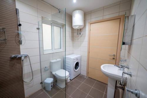 uma casa de banho com um WC, um lavatório e um chuveiro em Apt B : Fun flat for up to 5+ Inc terrace em Is-Swieqi