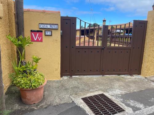 ein Tor zu einem Gebäude mit einer Tür und Pflanzen in der Unterkunft Vv Casa Muya in Icod de los Vinos