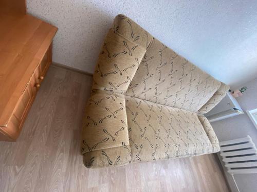 uma cama num quarto com uma almofada no chão em Mini room em Kėdainiai