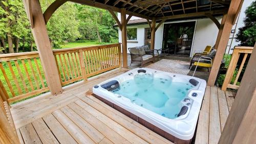 - un bain à remous sur une terrasse dans l'établissement Vacation home/Cottage on Private 20 Acres Land - Resort-a/Spa Cottage, à Cookstown