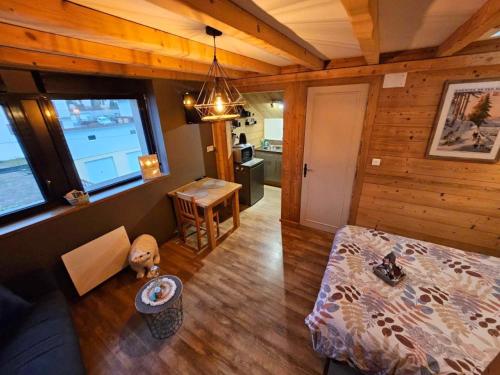 einen Blick über das Wohnzimmer einer Hütte in der Unterkunft Studio type chalet in Gérardmer