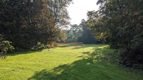 une grande pelouse avec un filet orange dans l'établissement Vacation home/Cottage on Private 20 Acres Land - Resort-a/Spa Cottage, à Cookstown