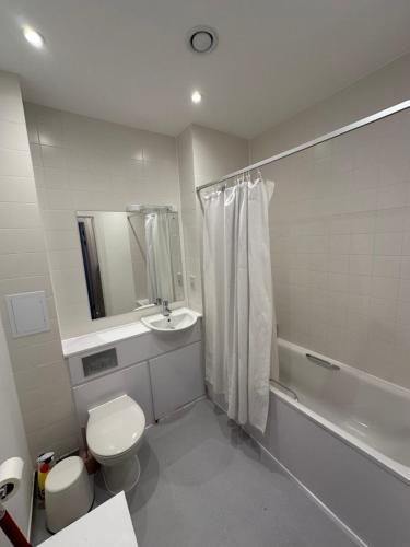 ein Bad mit einem WC, einem Waschbecken und einer Dusche in der Unterkunft King Square Gardens in London