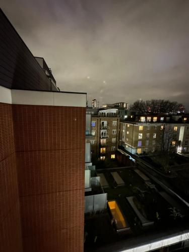 Blick auf eine Stadt in der Nacht mit Gebäuden in der Unterkunft King Square Gardens in London