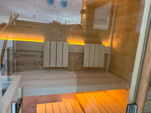 una vista interior de una sauna en una casa en roo'n Lodges#KOLM en Arbesbach