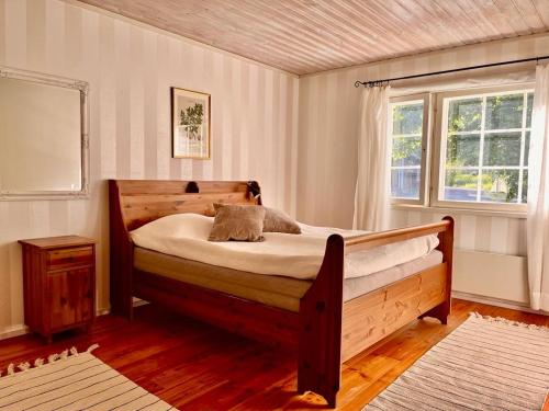 um quarto com uma cama de madeira num quarto em Tirmo Strand em Porvoo