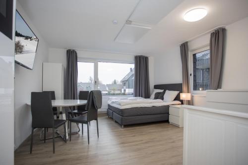 een woonkamer met een bank en een tafel bij Appartement Brink Fichtenweg 26 in Winterberg