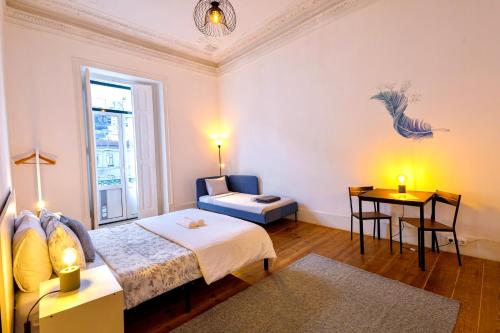 sypialnia z łóżkiem, krzesłem i stołem w obiekcie Ambiente Hostel w Lizbonie