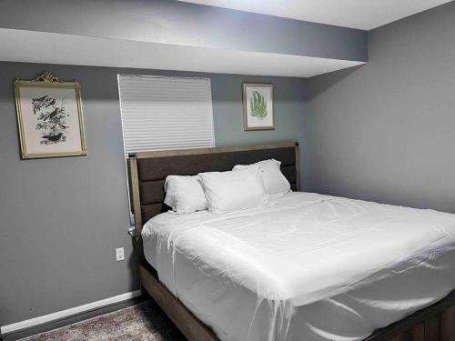 1 dormitorio con 1 cama grande con sábanas blancas en Urban Oasis 3 Kings bed 3Mins from EWR-NYC Downtow, en Newark