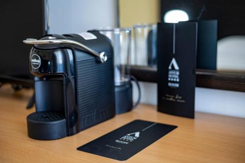 eine Kaffeemaschine auf dem Schreibtisch in der Unterkunft Antum Hotel in Benevento