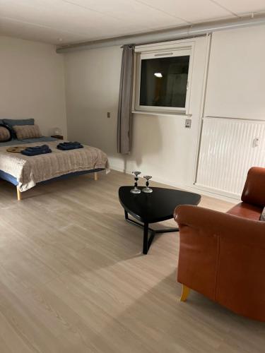 Pokój z 2 łóżkami, kanapą i stołem w obiekcie Bed House By Me 2 w mieście Vester-Skerninge