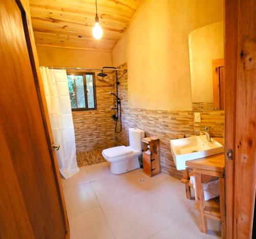 a bathroom with a toilet and a sink at Citrino - Alojamiento Responsable en la naturaleza in Bella Vista