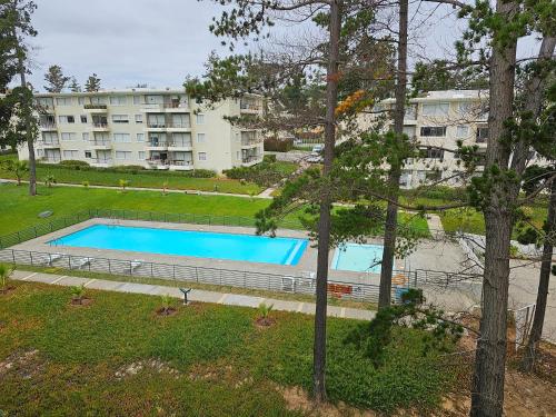 埃爾塔波的住宿－Depto Parque Mar El Tabo，一座大楼前空的游泳池