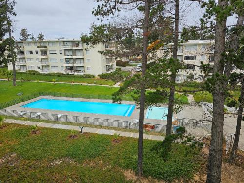 uma piscina vazia em frente a um edifício em Depto Parque Mar El Tabo em El Tabo