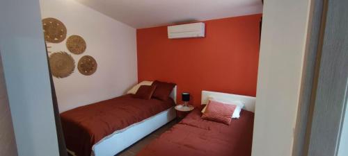 ein kleines Zimmer mit einem Bett und einem Spiegel in der Unterkunft Charmante maison de plain-pied in Rochefort