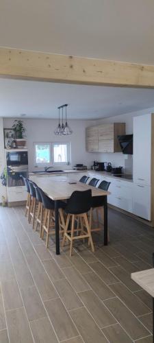- une cuisine avec une table à manger et des chaises dans l'établissement Charmante maison de plain-pied, à Rochefort