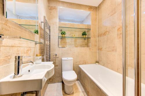 a bathroom with a sink and a toilet and a tub at Affordable Apartment In London Bridge - 10 Per Cent Off Weekly Bookings! in London