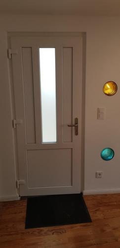 a door with a window in a room at Schnick Schnack in Kröv