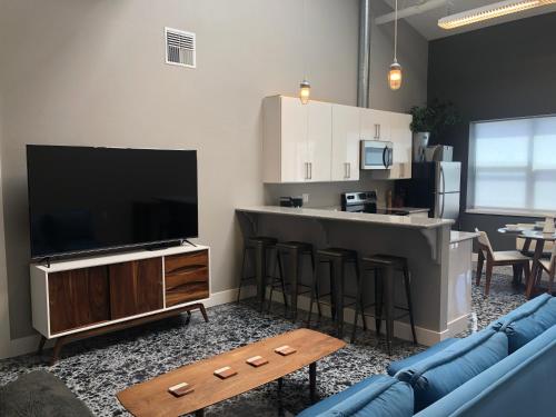 ein Wohnzimmer mit einem großen TV und einer Bar in der Unterkunft Petaluma Warehouse Lofts, Unit B in Petaluma
