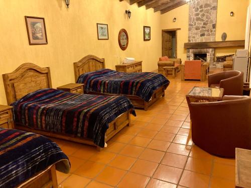 um quarto de hotel com duas camas e uma lareira em Cabañas Rancho La Laguna em Zacatlán