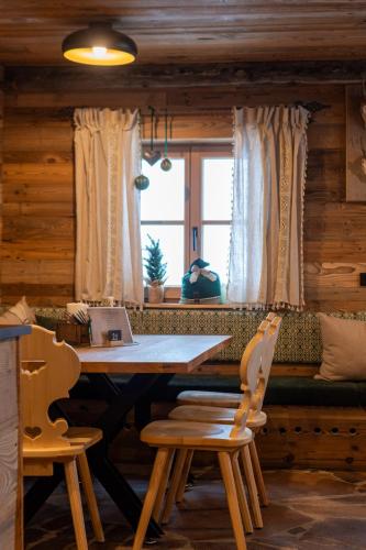 a table and chairs in a room with a window at Peer Alm in Navis