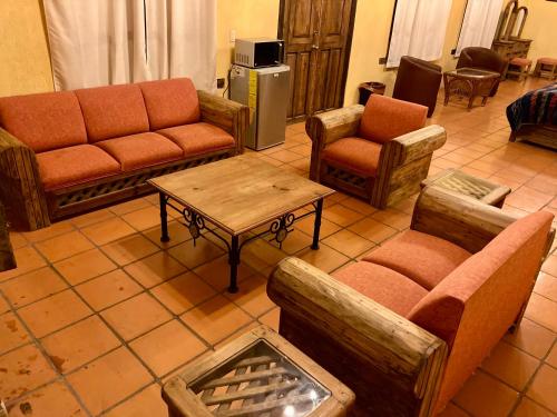 uma sala de estar com sofás e uma mesa de centro em Cabañas Rancho La Laguna em Zacatlán