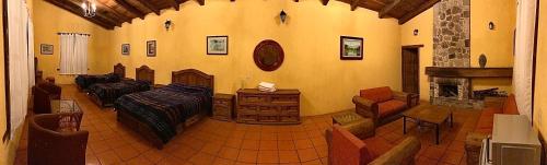 uma sala de estar com um sofá e uma lareira em Cabañas Rancho La Laguna em Zacatlán