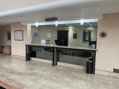 a large lobby with a large mirror in a building at Flat Premium -Acesso a pé ao shopping Center vale - Edifício Summit (Ar condicionado) in São José dos Campos