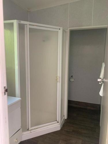 a bathroom with two sliding doors in a room at Apple Motor Inn in Hastings