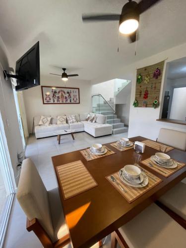 Un lugar para sentarse en CASA VACACIONAL Súper cómoda y con Piscina