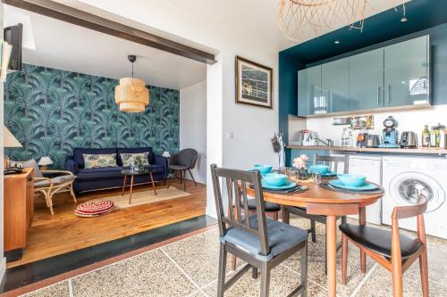 een keuken en woonkamer met een tafel en stoelen bij La maison de Vallières in Clermont-Ferrand