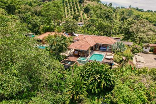 una vista aérea de una casa en la selva en Hotel Spa La Colina, en Pereira