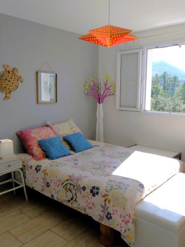 une chambre avec un lit et une fenêtre dans l'établissement Villa 3 chambres - Piscine privée sans vis à vis- Idéale 8 personnes, à Les Adrets-de-l'Estérel