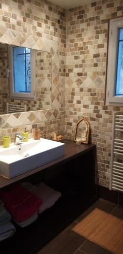 une salle de bain avec un lavabo et un miroir dans l'établissement Villa 3 chambres - Piscine privée sans vis à vis- Idéale 8 personnes, à Les Adrets-de-l'Estérel