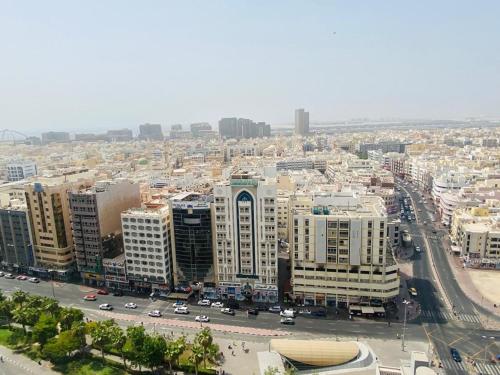 una vista aérea de una ciudad con edificios y coches en The Hosteller en Dubái
