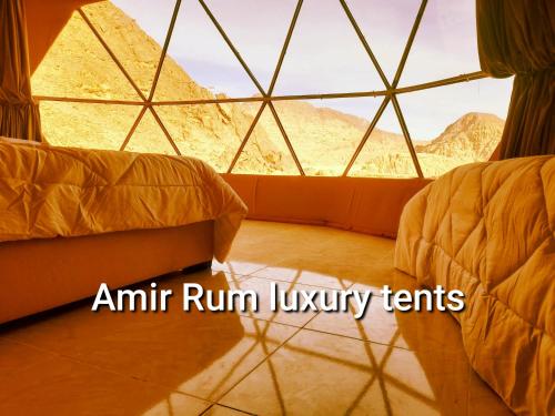 Uma área de estar em Amir Rum luxury tents