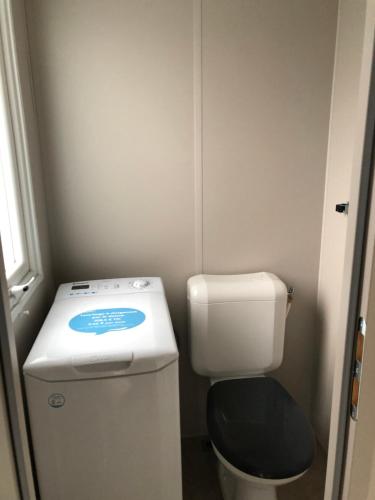 a small bathroom with a toilet and a sink at Mobilhome 6-8 personnes Clim in Saint-Jean-de-Monts